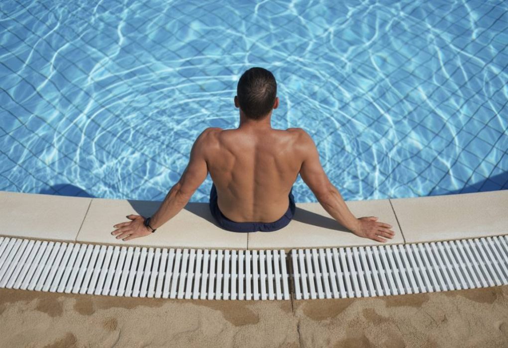 Aménager une plage de piscine antidérapante : matériaux, sécurité et entretien