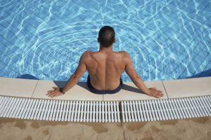 Aménager une plage de piscine antidérapante : matériaux, sécurité et entretien