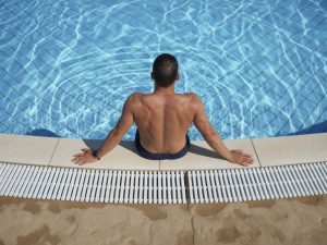 Aménager une plage de piscine antidérapante : matériaux, sécurité et entretien