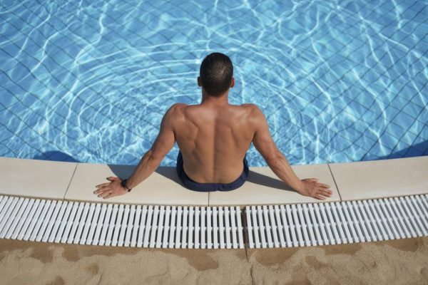 Aménager une plage de piscine antidérapante : matériaux, sécurité et entretien
