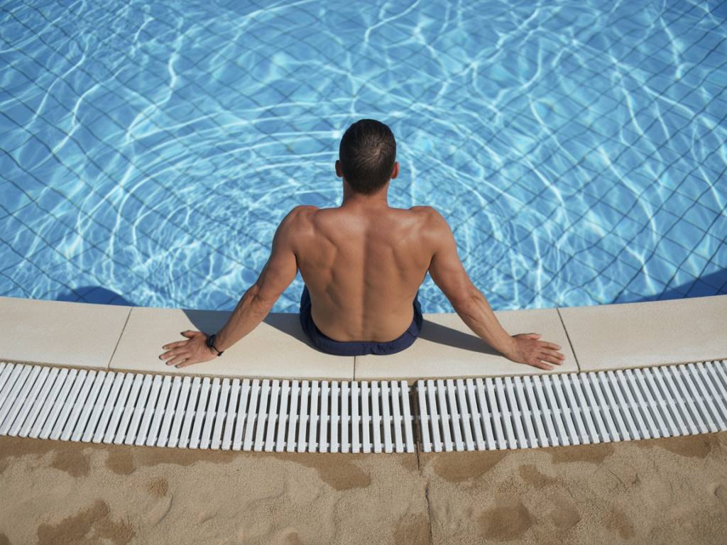 Aménager une plage de piscine antidérapante : matériaux, sécurité et entretien