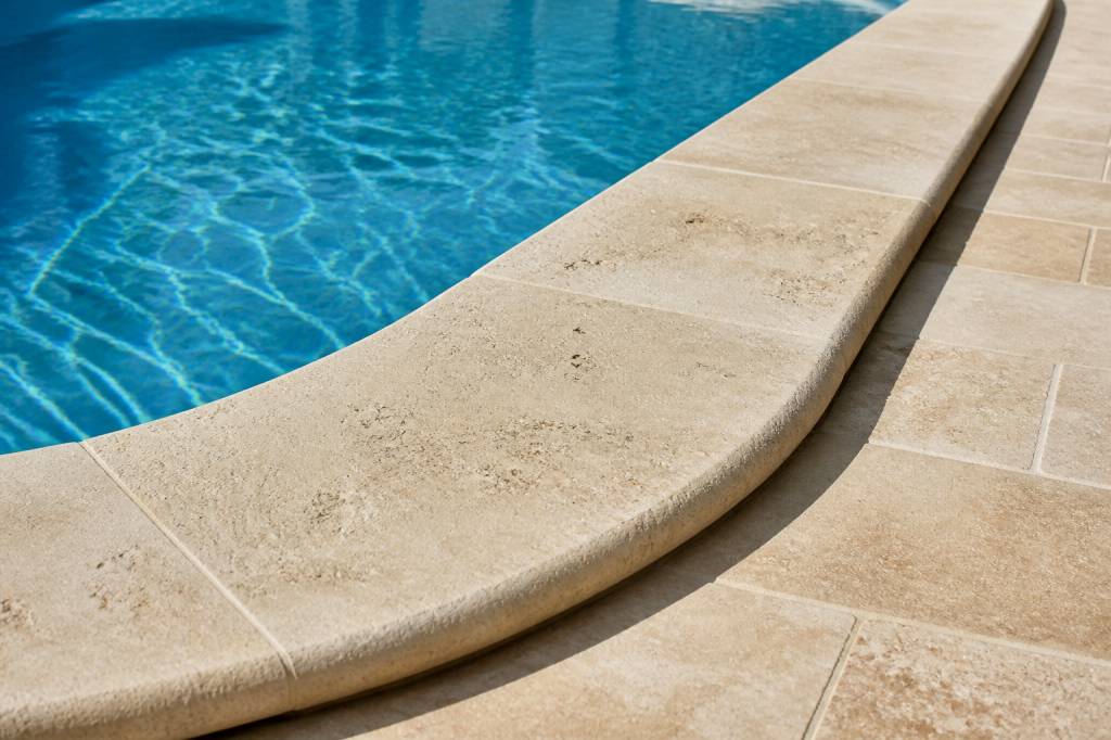Margelle de piscine en travertin : atouts, entretien et conseils de pose